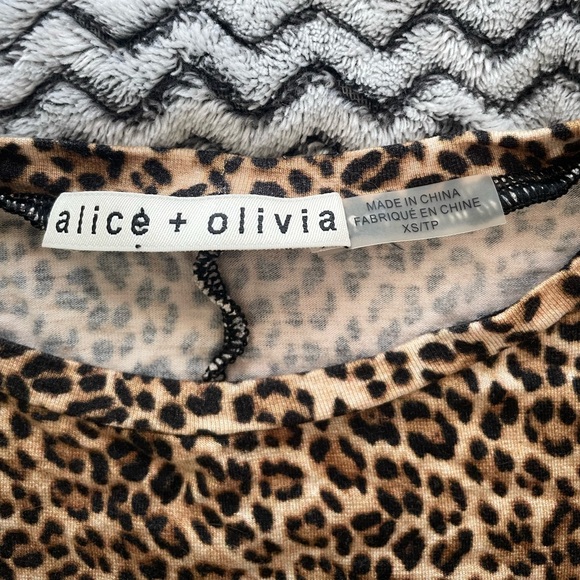 EUC Alice + Olivia Women’s Long Sleeve Mini Leopard Print Cropped Top Size XS - Picture 6 of 10